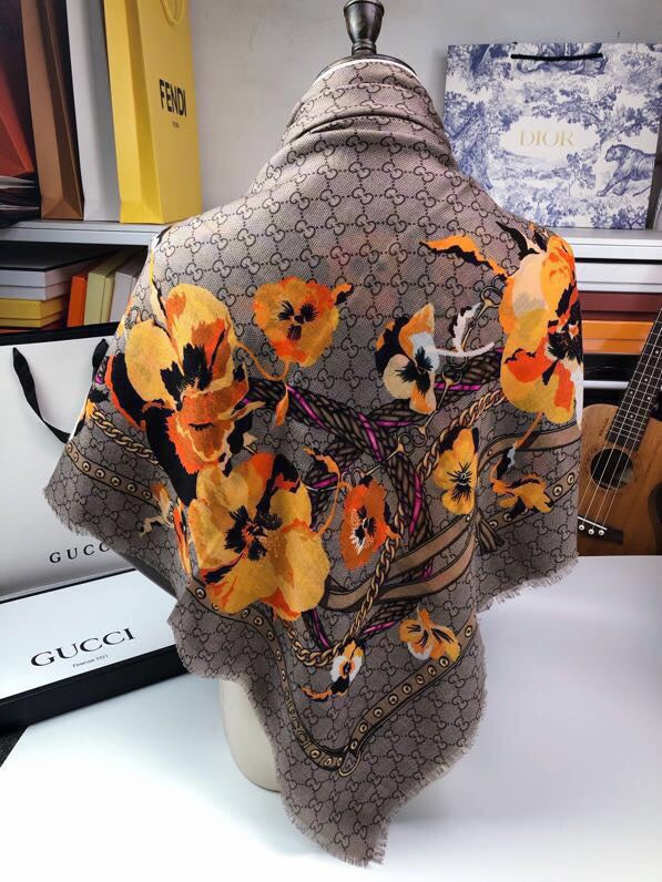 GUCCI 25S SCARF 140 IN CASHMERE 740372