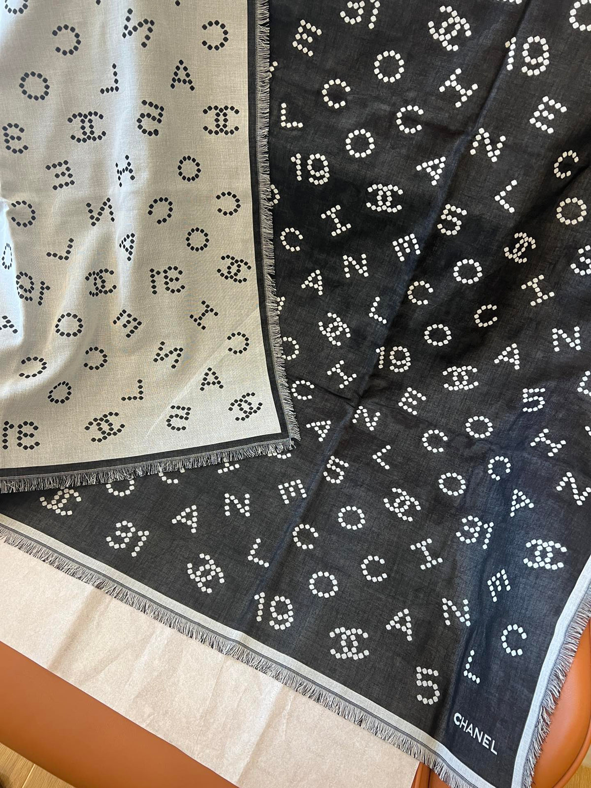 CHANEL 25S SCARF 140 IN WOOL SILK 700811