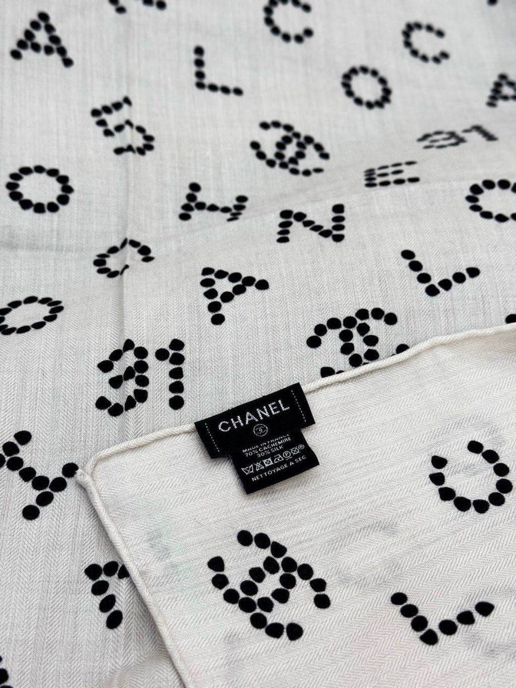 CHANEL 25S SCARF 135 CM IN CASHMERE SILK 943695