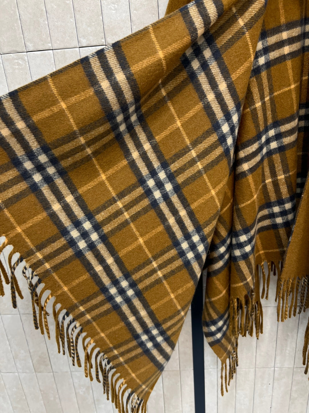 BURBERRY 25S FRINGED WOOL SHAWL 4866