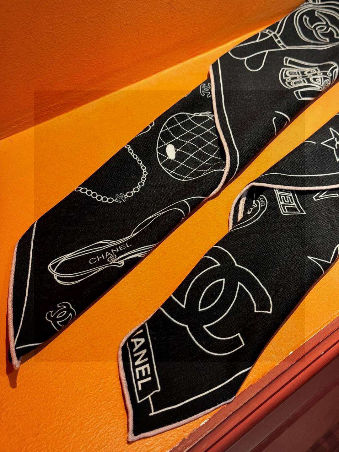 CHANEL 25S SCARF 140 IN SILK 735811