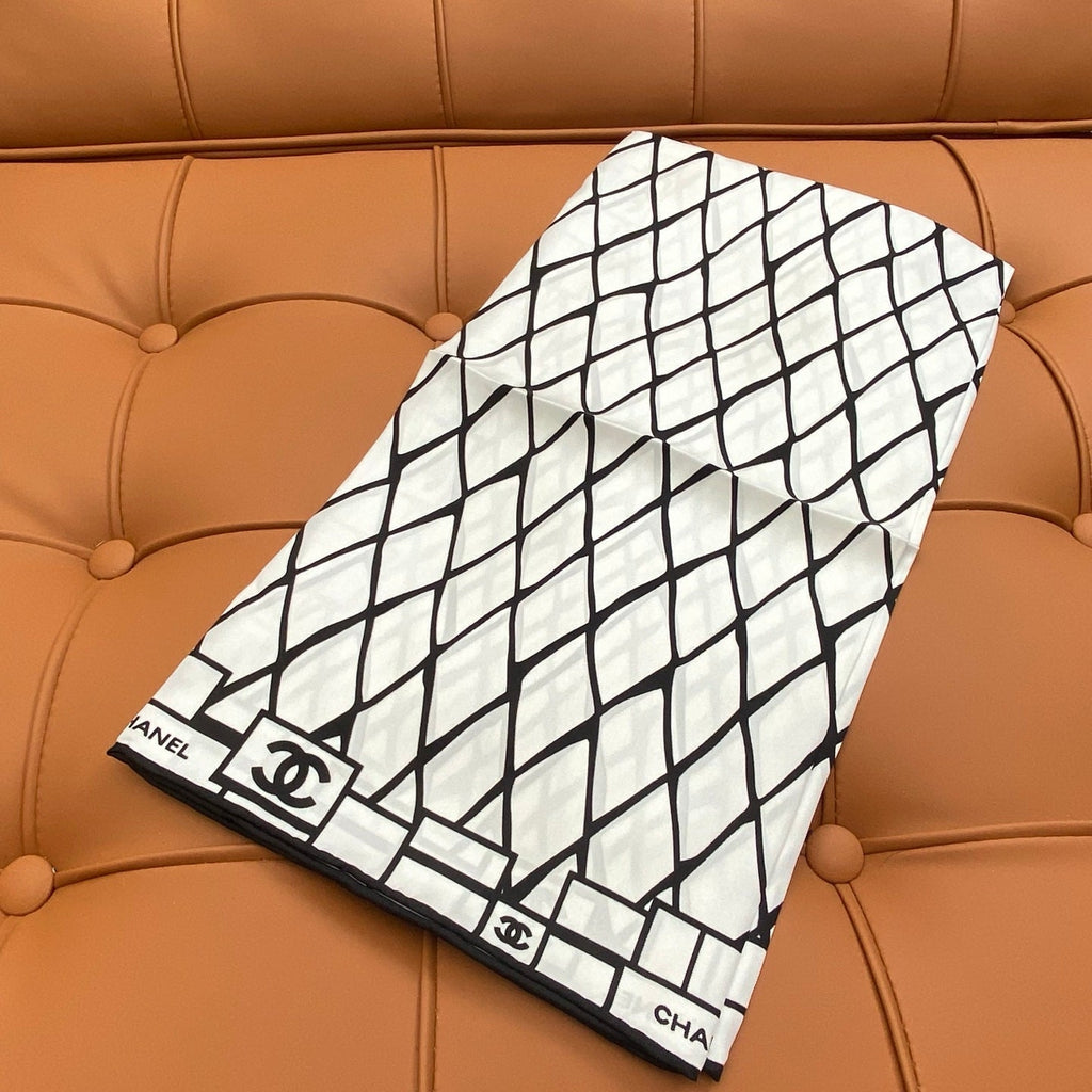 CHANEL 25S SCARF 90 IN SILK 703694
