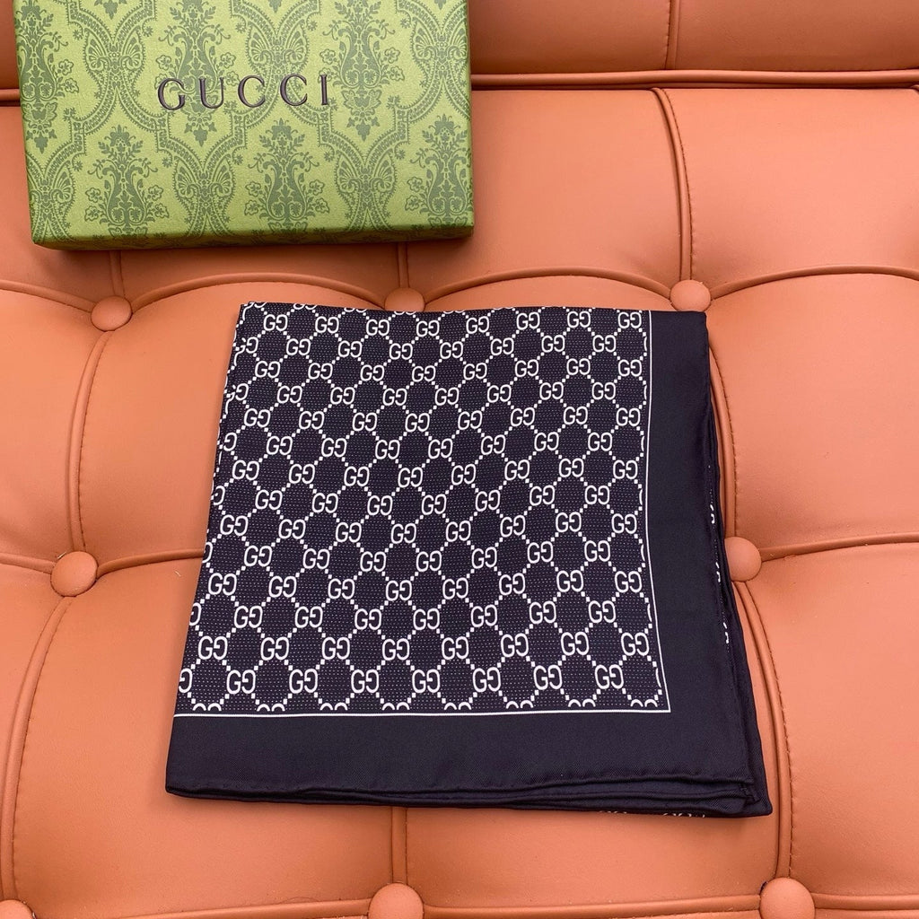 GUCCI 25S SCARF 90 IN SILK 709696