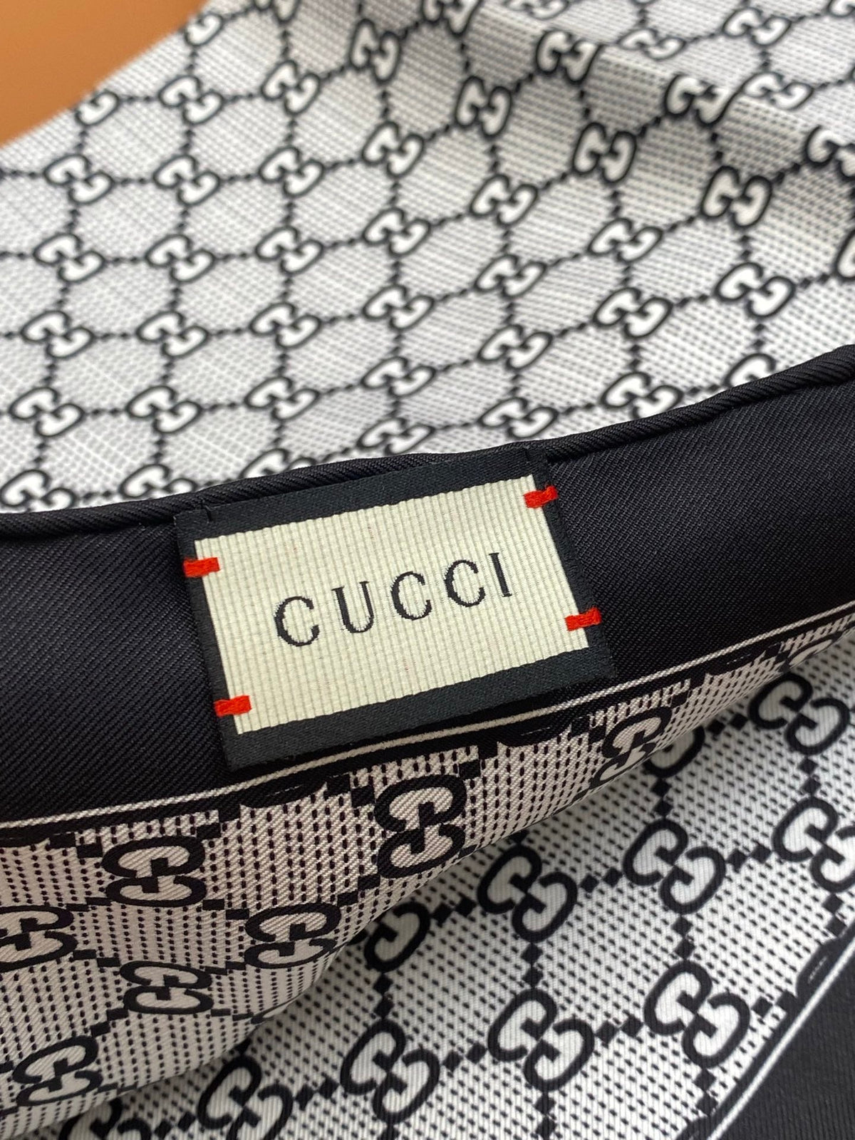 GUCCI 25S SCARF 90 IN SILK 709697