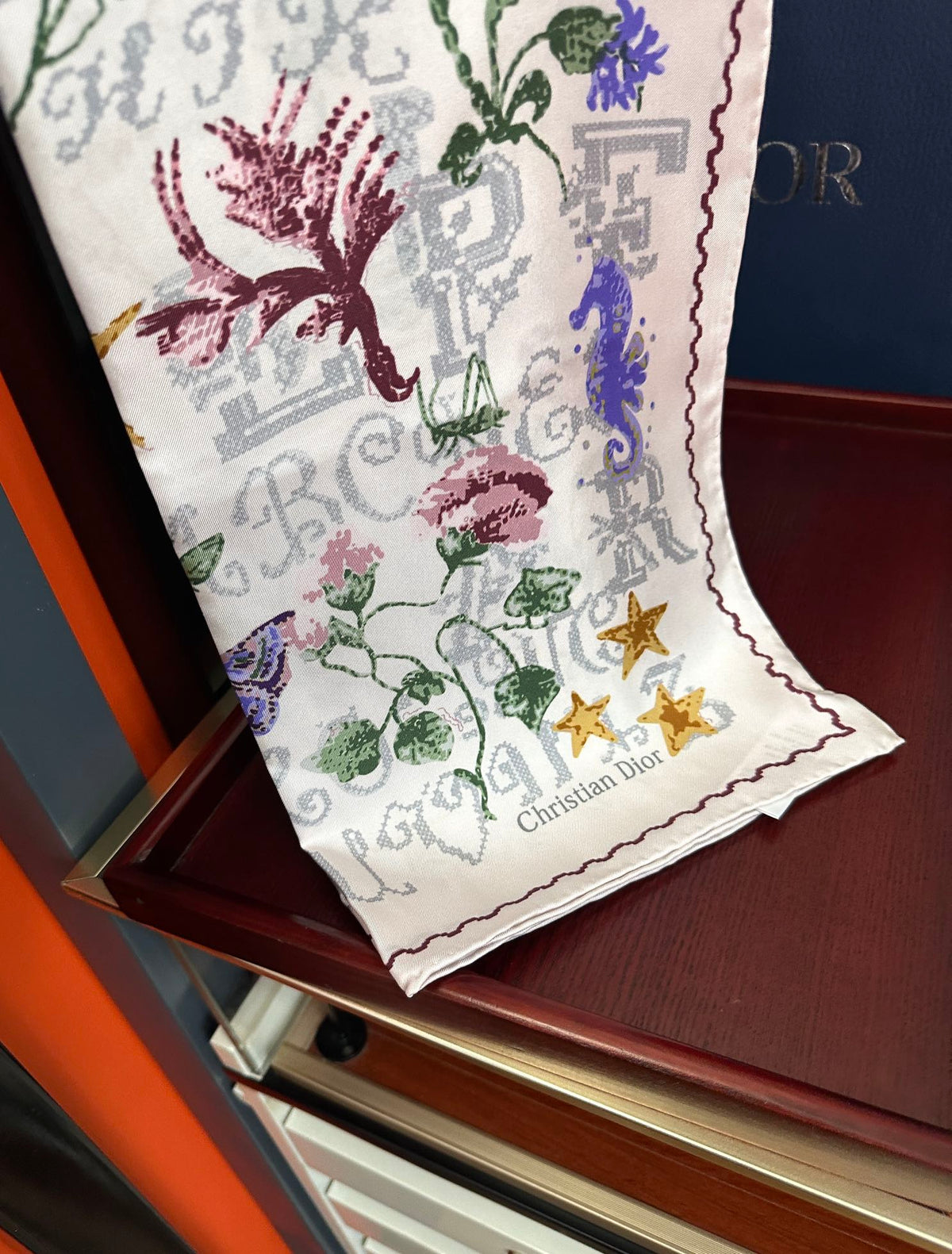 DIOR SQUARE SCARF 90 CM IN WHITE SILK MOTIF 735744