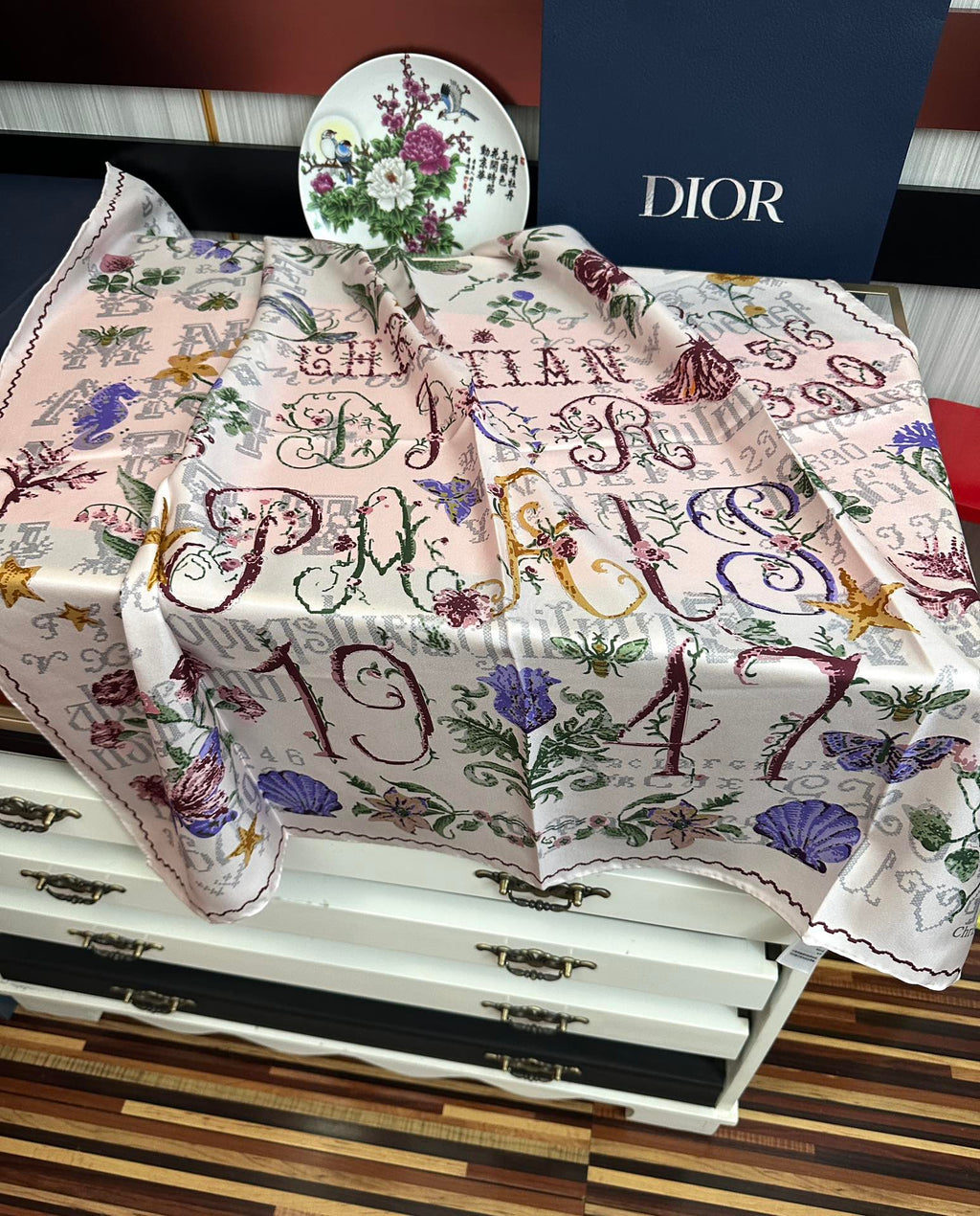 DIOR SQUARE SCARF 90 CM IN WHITE SILK MOTIF 735744