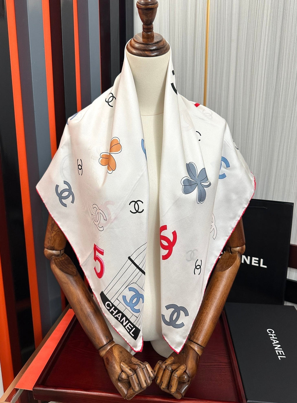 CHANEL 25S SCARF 90 IN SILK 929757