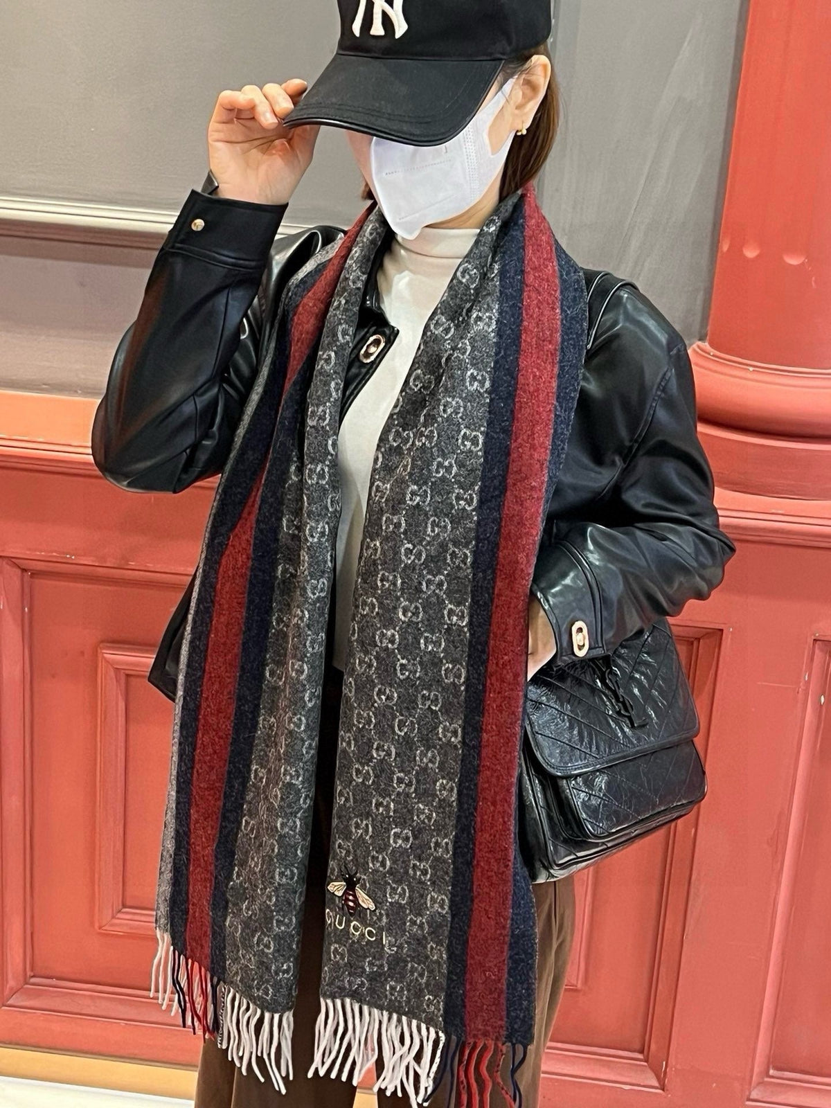 GUCCI SCARF 180 CM IN BLACK CASHMERE WITH BEE PATTERN 396473