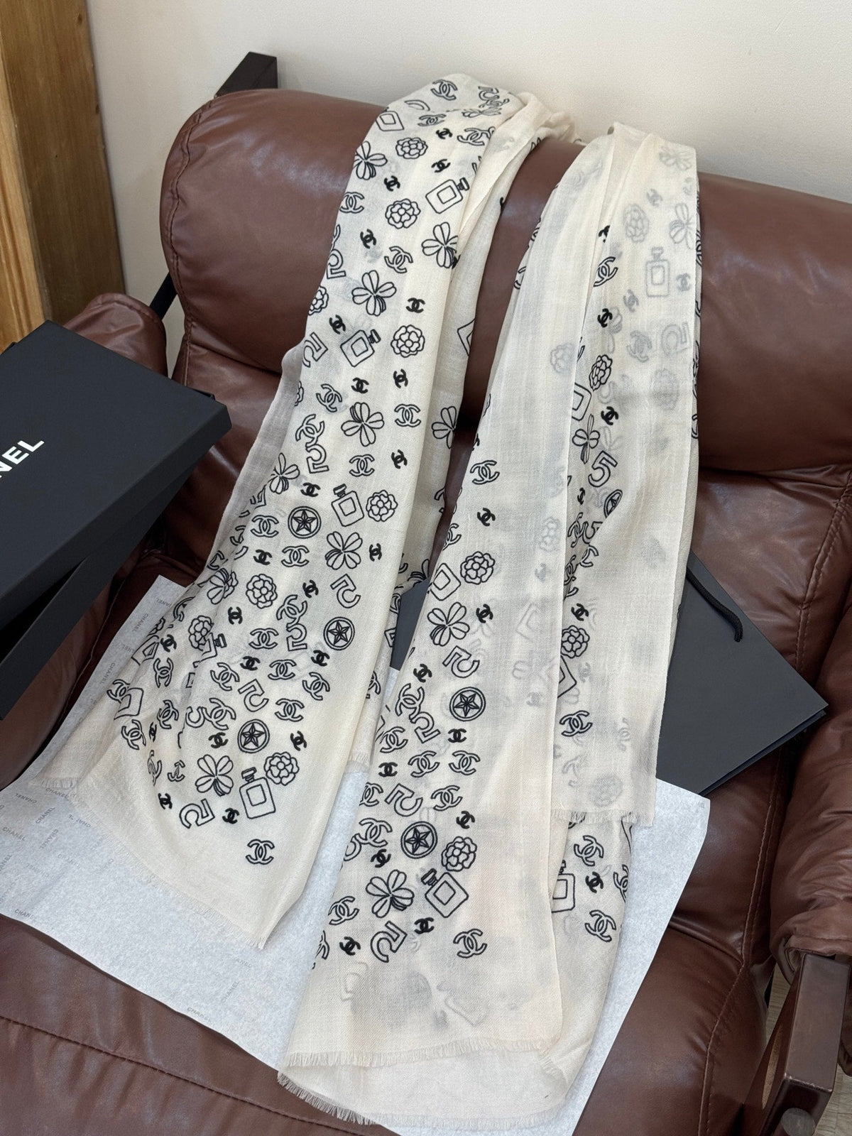 CHANEL 25S SCARF 200 IN CASHMERE 727296
