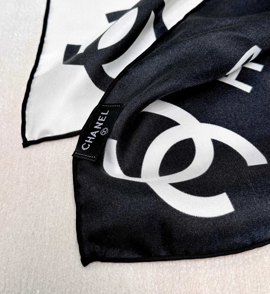 CHANEL 25S SCARF 90 IN SILK 720005
