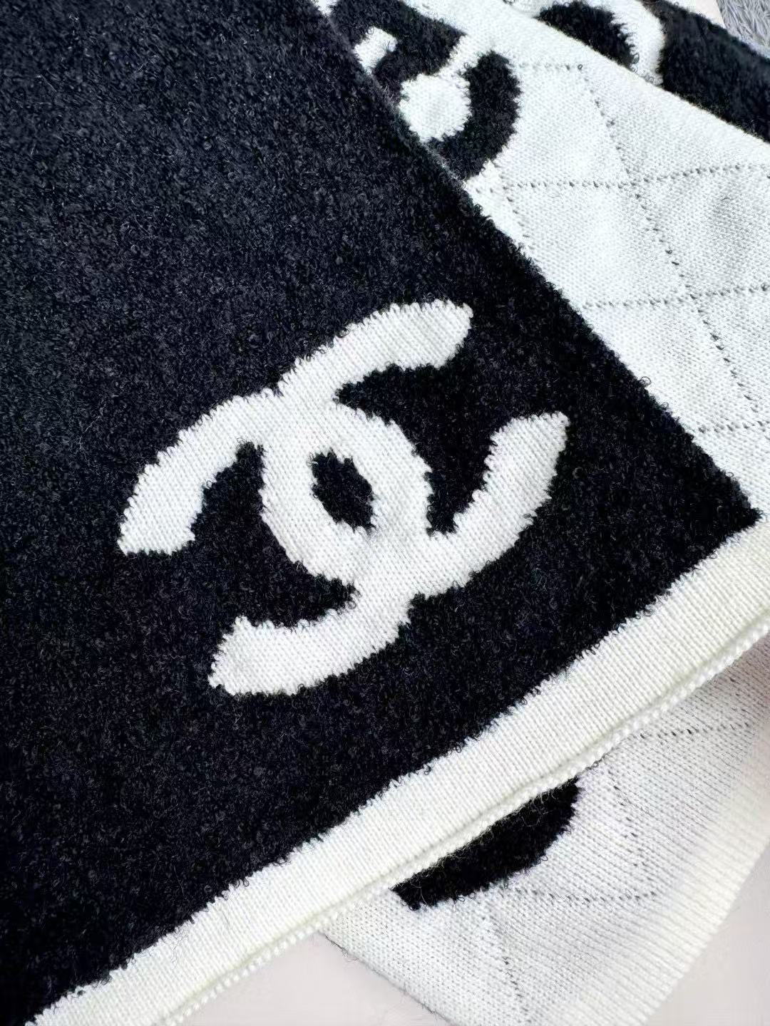 CHANEL 25S SCARF 180 IN CASHMERE 881631