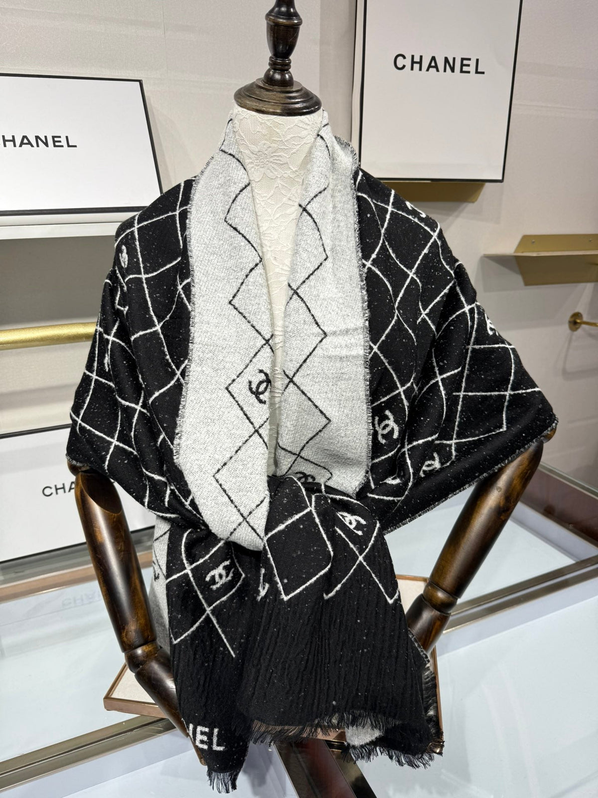 CHANEL 25S SCARF 195 IN CASHMERE 880355